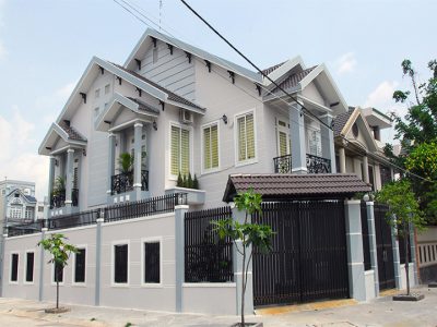 Celý dům s jedním přízemím a jedním horním patrem – blízko centra 3. okrsku.